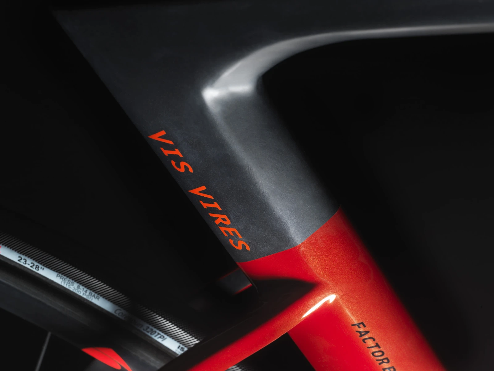 The Vis Vires weighs in between 15.2 and 16.3 pounds