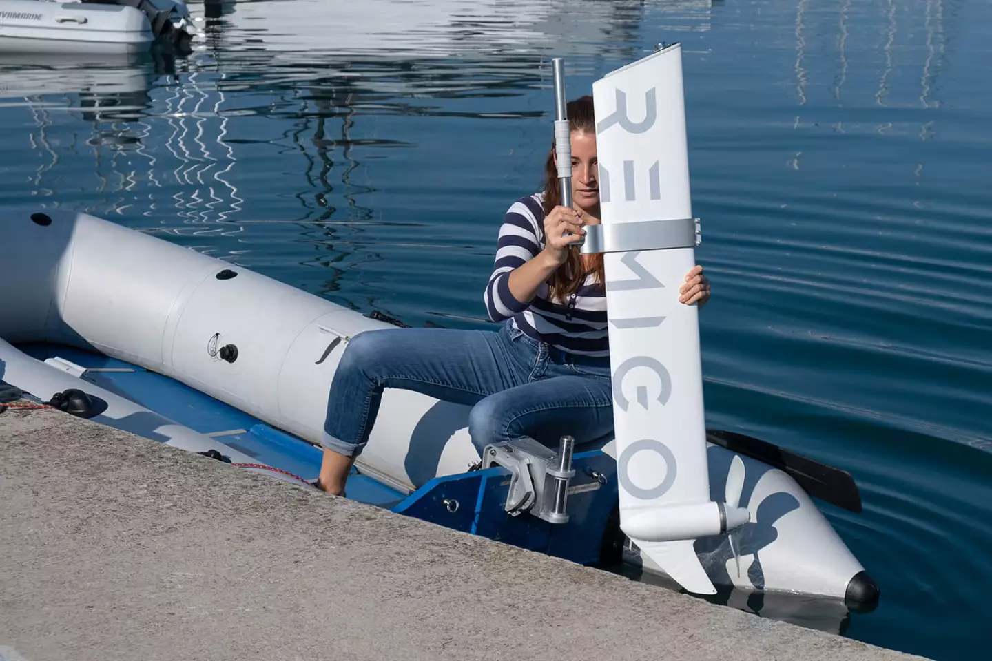 The RemigoOne bracket can remain mounted to the boat for quick installation and removal