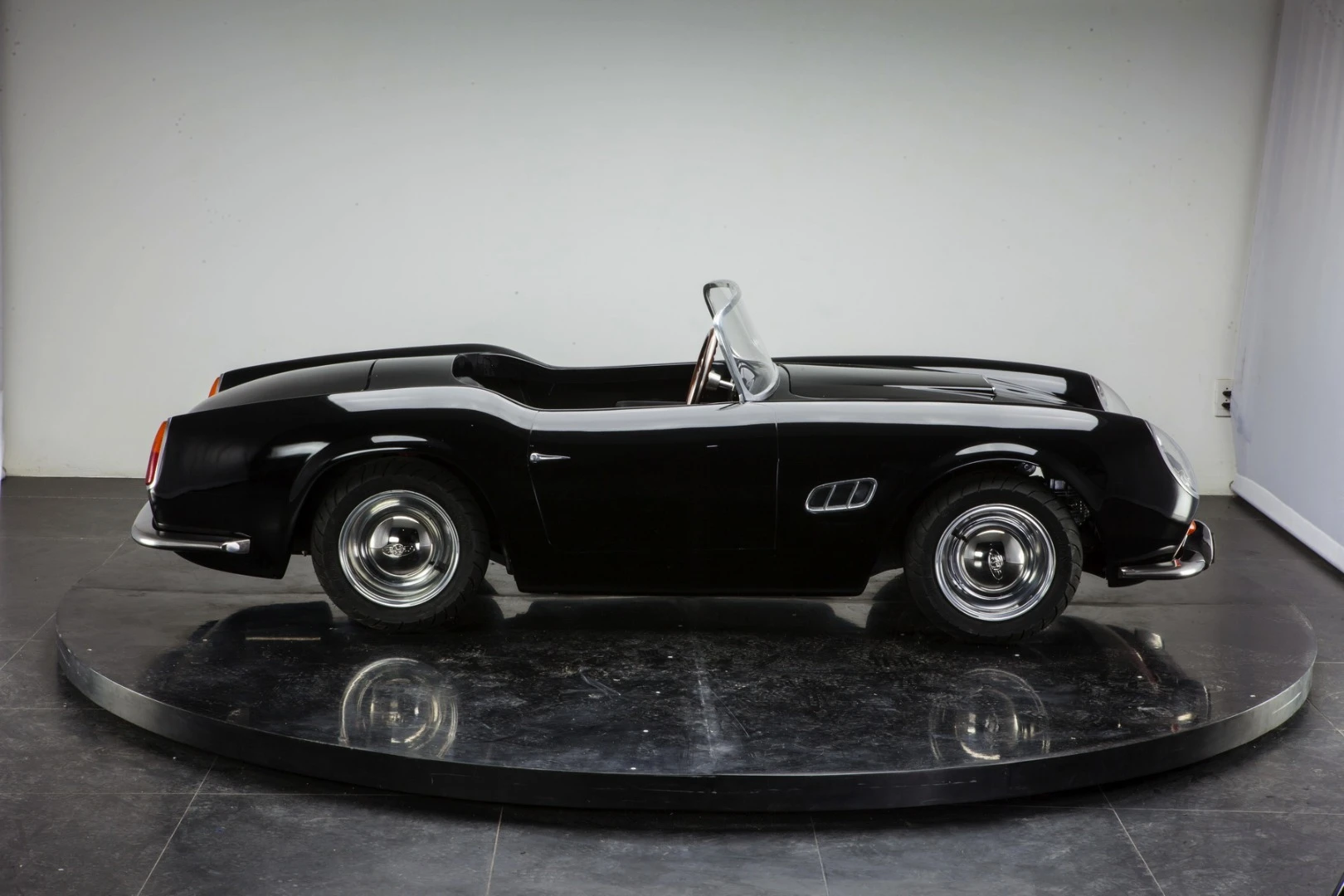 Harrington Group's 250 California Spyder retails for £7,999, US$12,399 or €11,299 depending on the customer 's preferred currency, with shipping costs on top of that