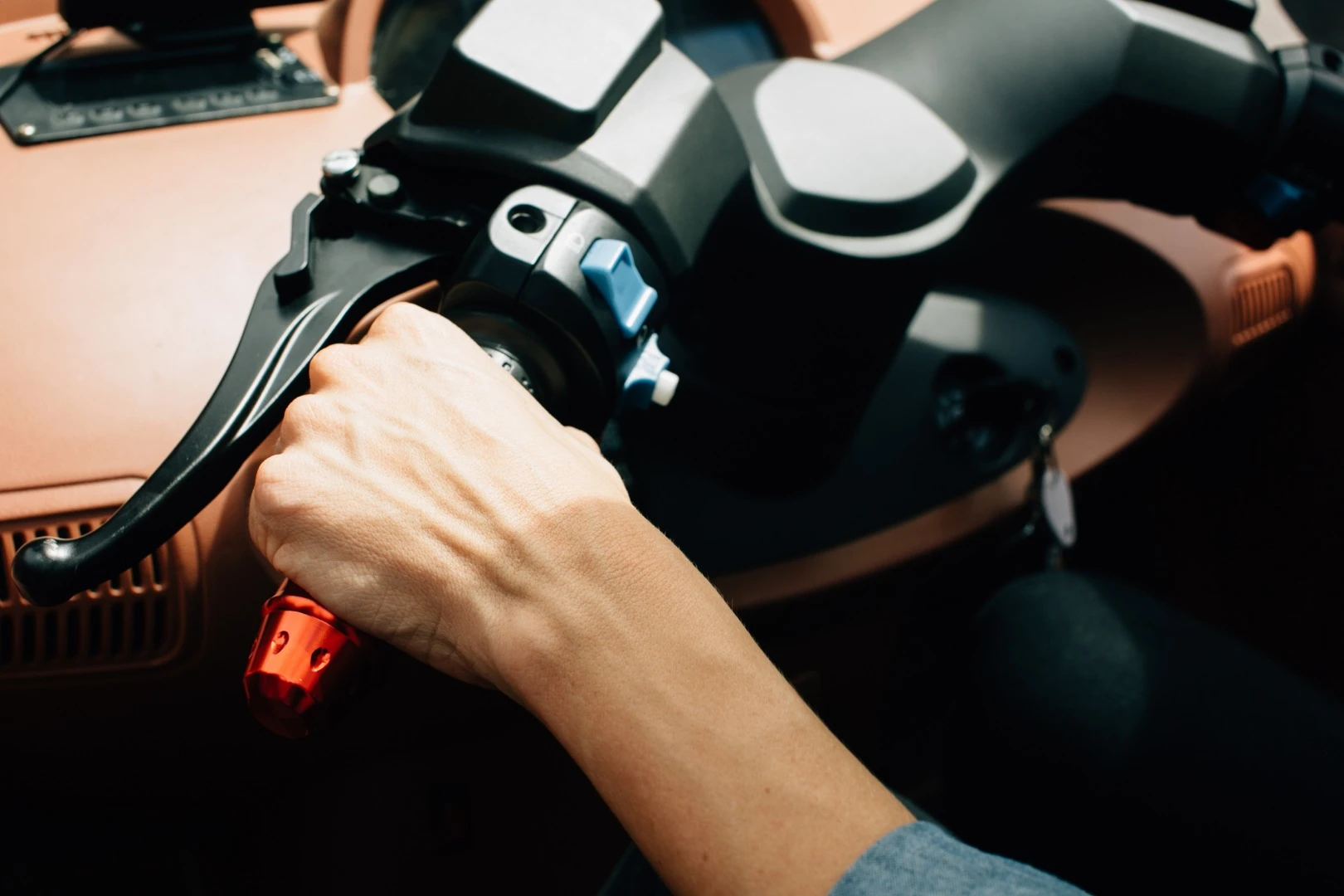 The Hover-1 Aero is steered using scooter-like handlebars