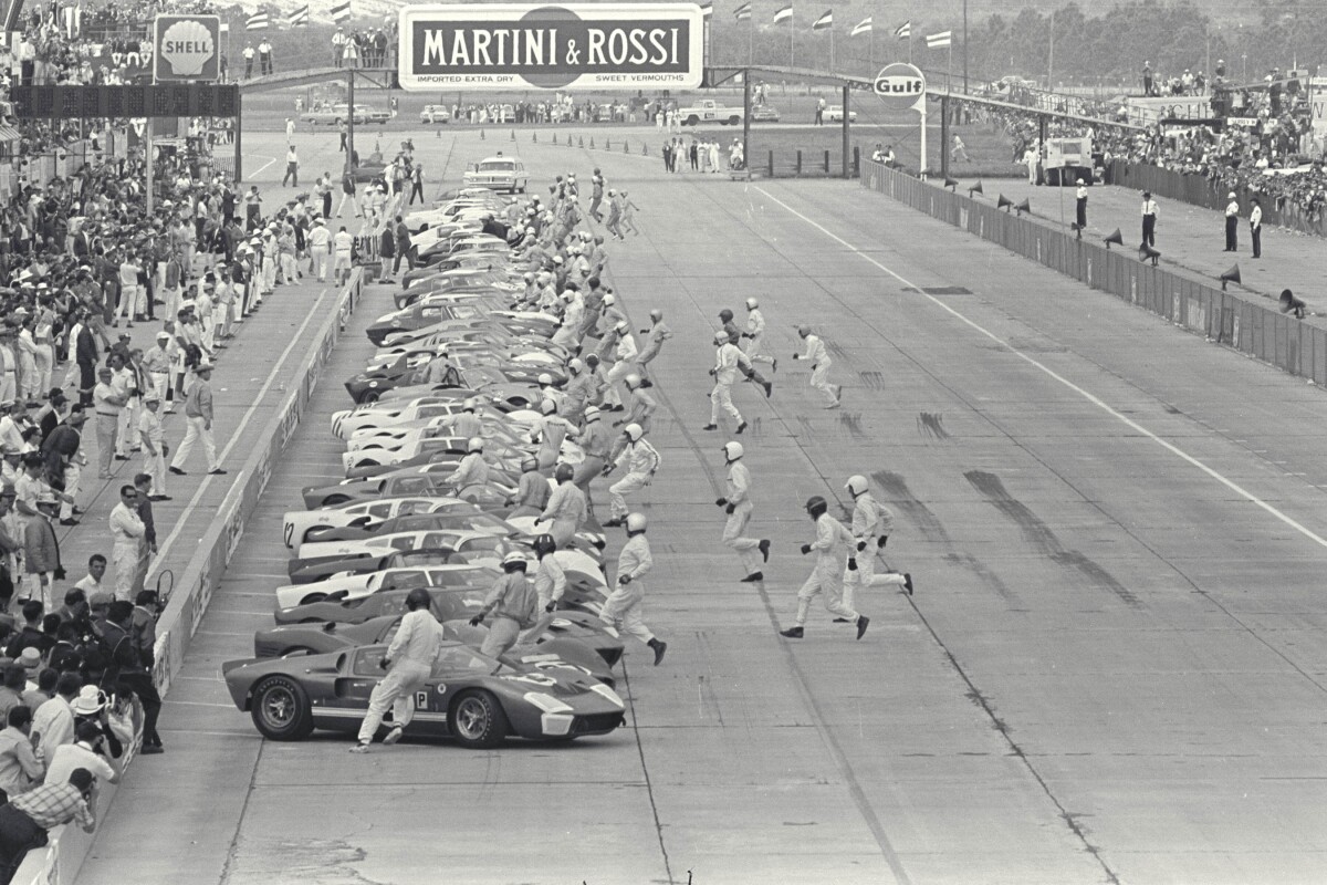 The beginning of the Le Mans 24 Hour with the GT40 on pole