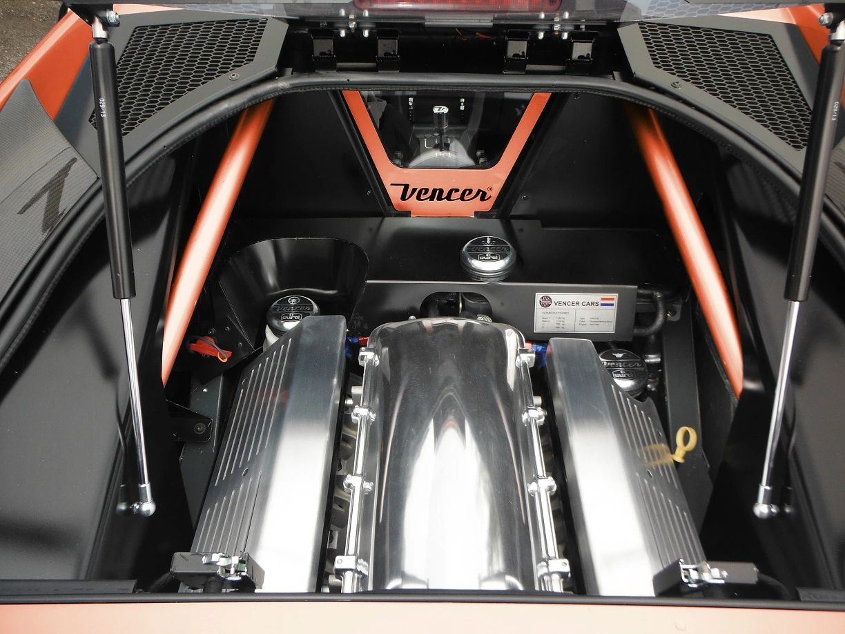 Sarthe sports a V8 behind the driver and develops 510 hp (375 kW) and 480 lb.ft (650 Nm) of torque