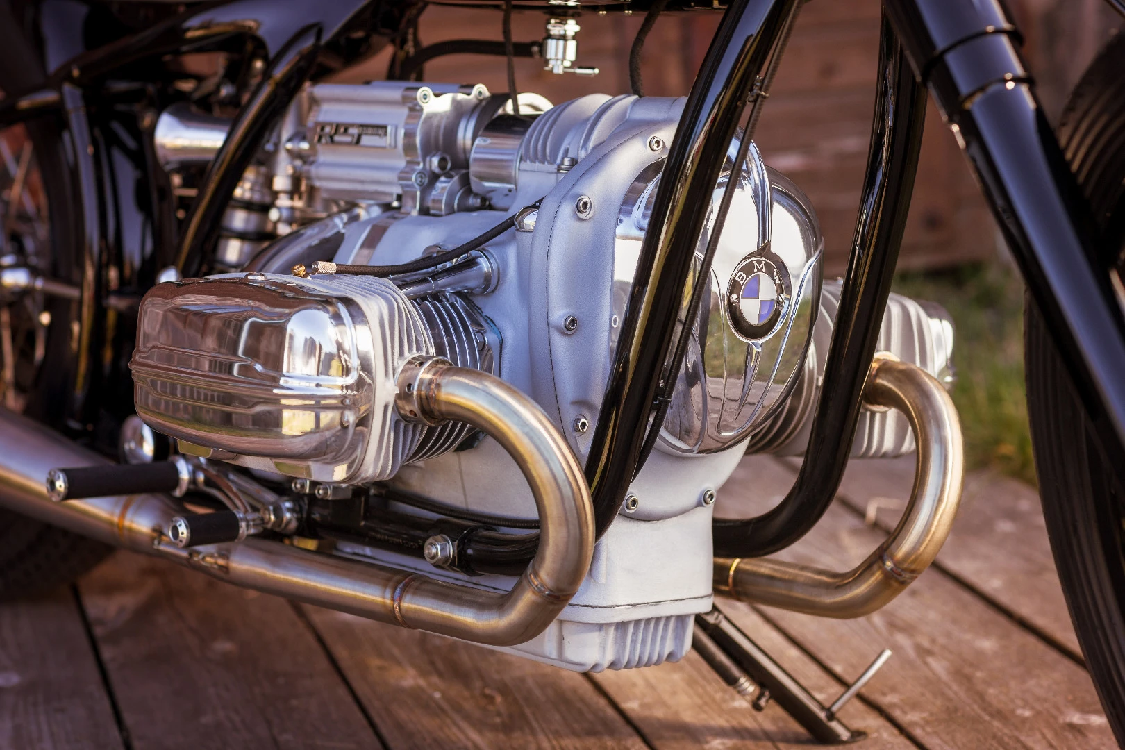 The engine is one of the very few parts of the R5 Hommage that come from the original era. The cases needed a lot of work to remove the marks of time, while the front cover, cylinder blocks and heads are handmade reproductions