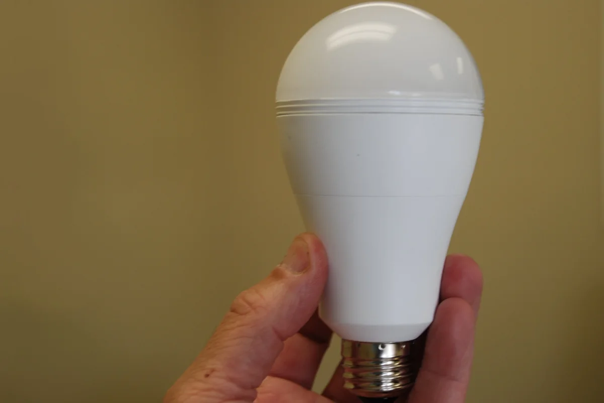 The SmartCharge LED lightbulb