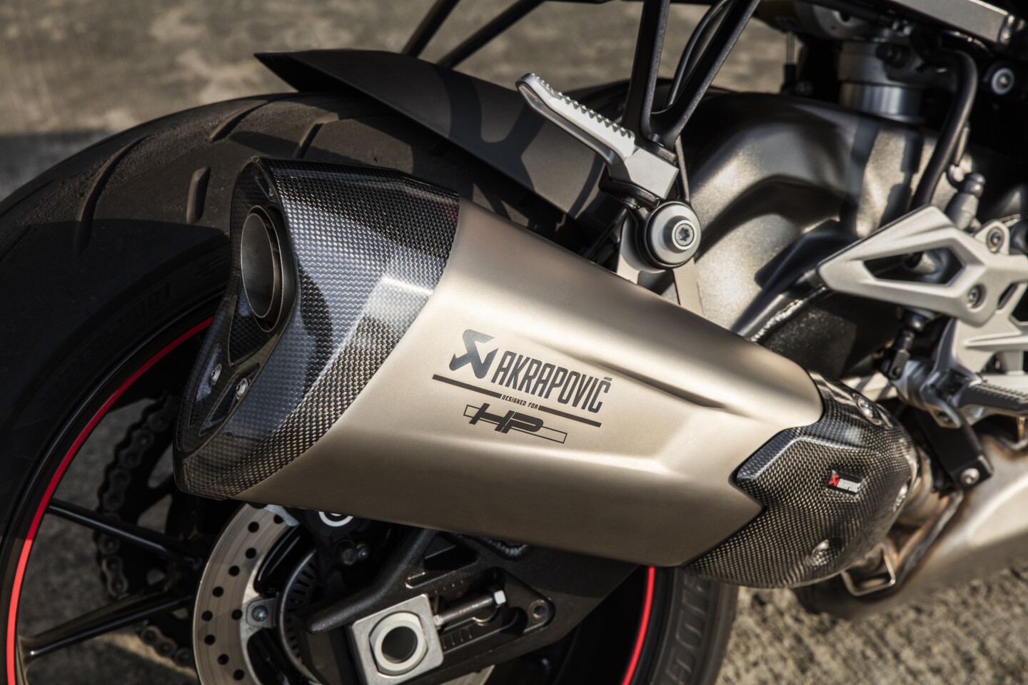 2017 BMW S1000R: Akrapovic rear silencer is now standard, which is very unusual