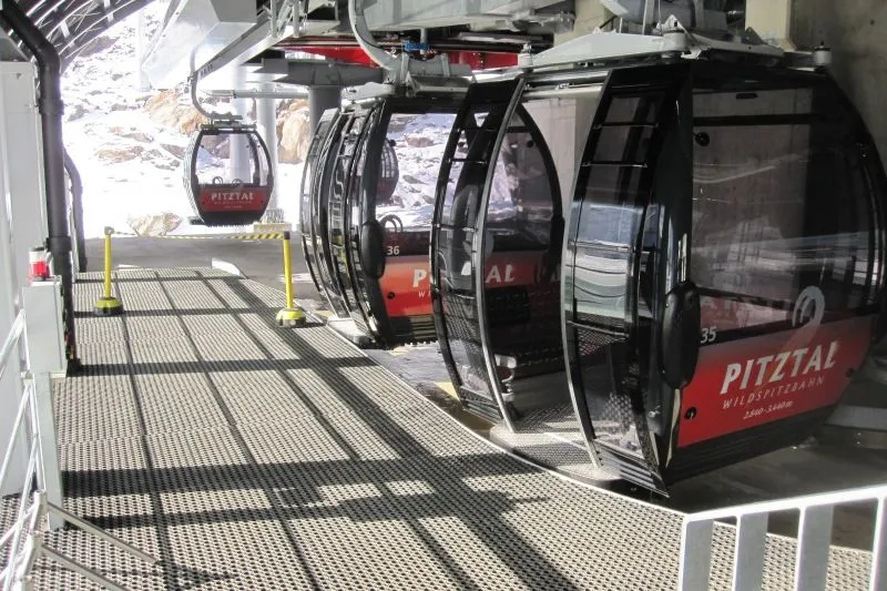 The new “Wildspitzbahn” visitor center and café are accessible via the new mono-cable ropeway with 61 gondolas (Image: Pitztaler Gletscherbahn)
