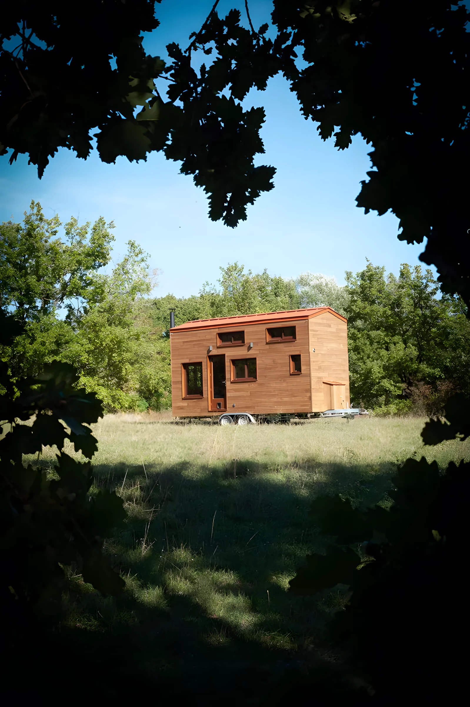 The Cosmos is based on a double-axle trailer and has a length of 6 m (20 ft)