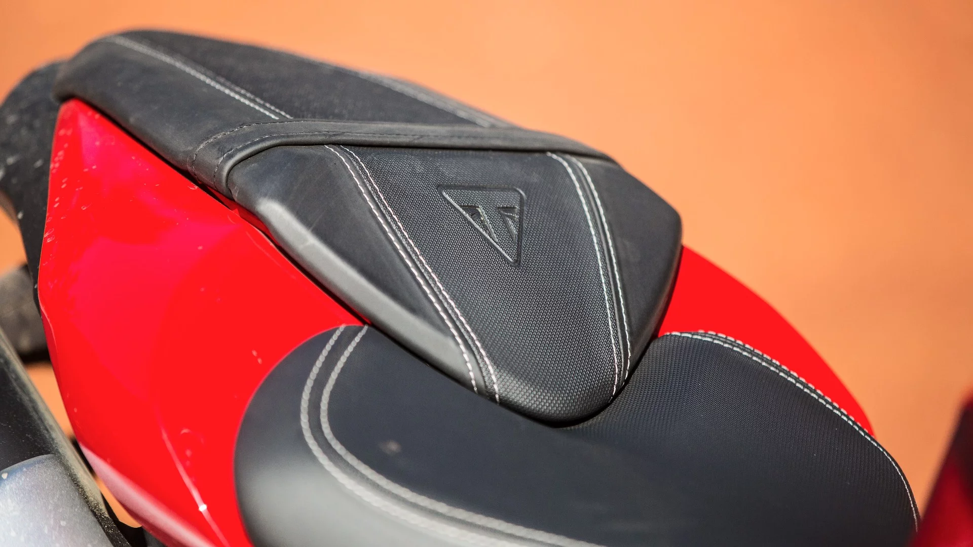 Triumph Speed Triple S: new two-piece seat now has sexy stitching and logos on it