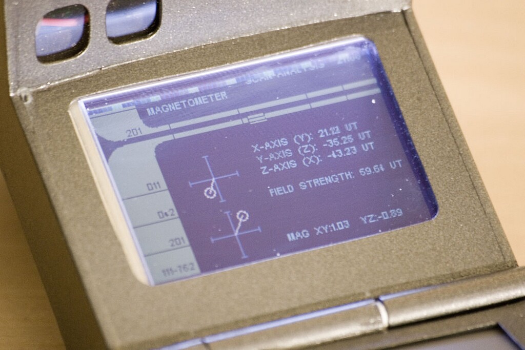 The 2.7-inch, 240 x 160 resolution color display screen of Version 1