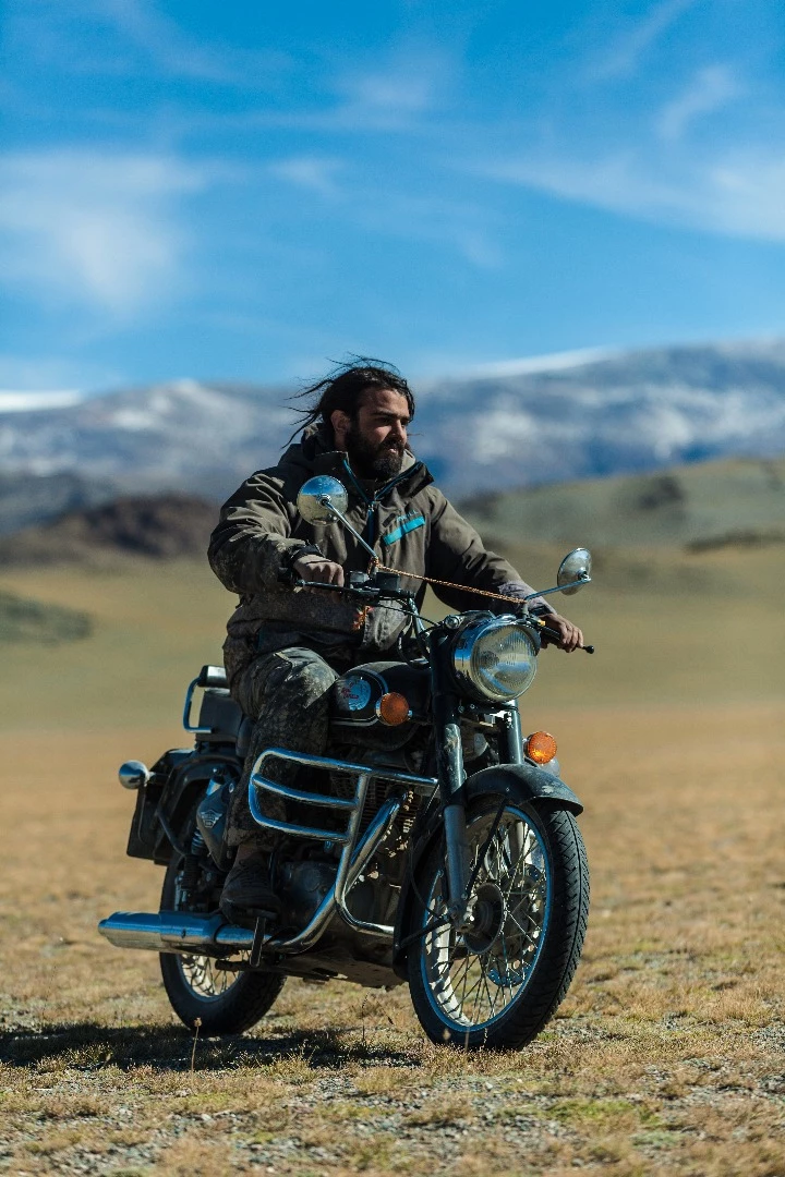 Argentinian solo traveller Federico tries out the Royal Enfield Bullet