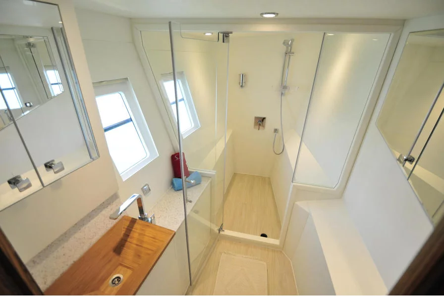 Solarwave 64 guest cabin bathroom