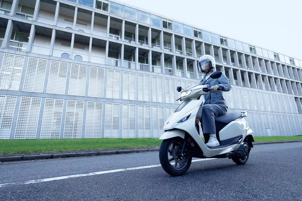 The Suzuki e-Address runs on an electric motor that is rated for 5.4 hp of power and 11 lb-ft (15 Nm) of torque