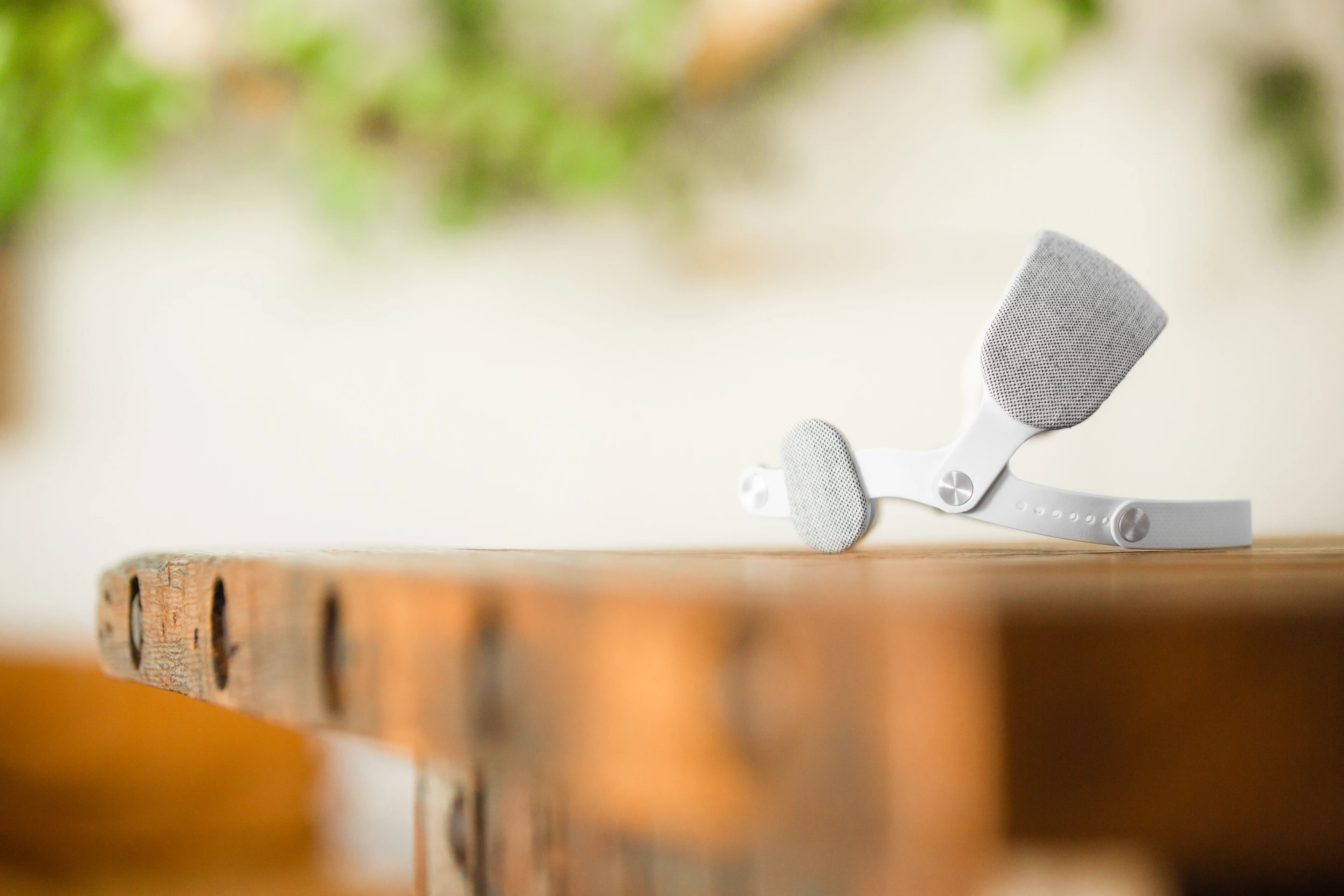 The URGOnight device has four electrodes for measuring brain activity