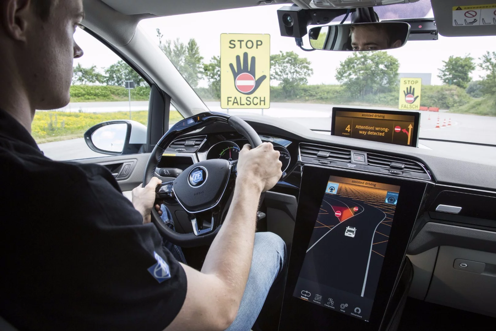 Wrong-way warnings in the ZF Vision Zero Vehicle