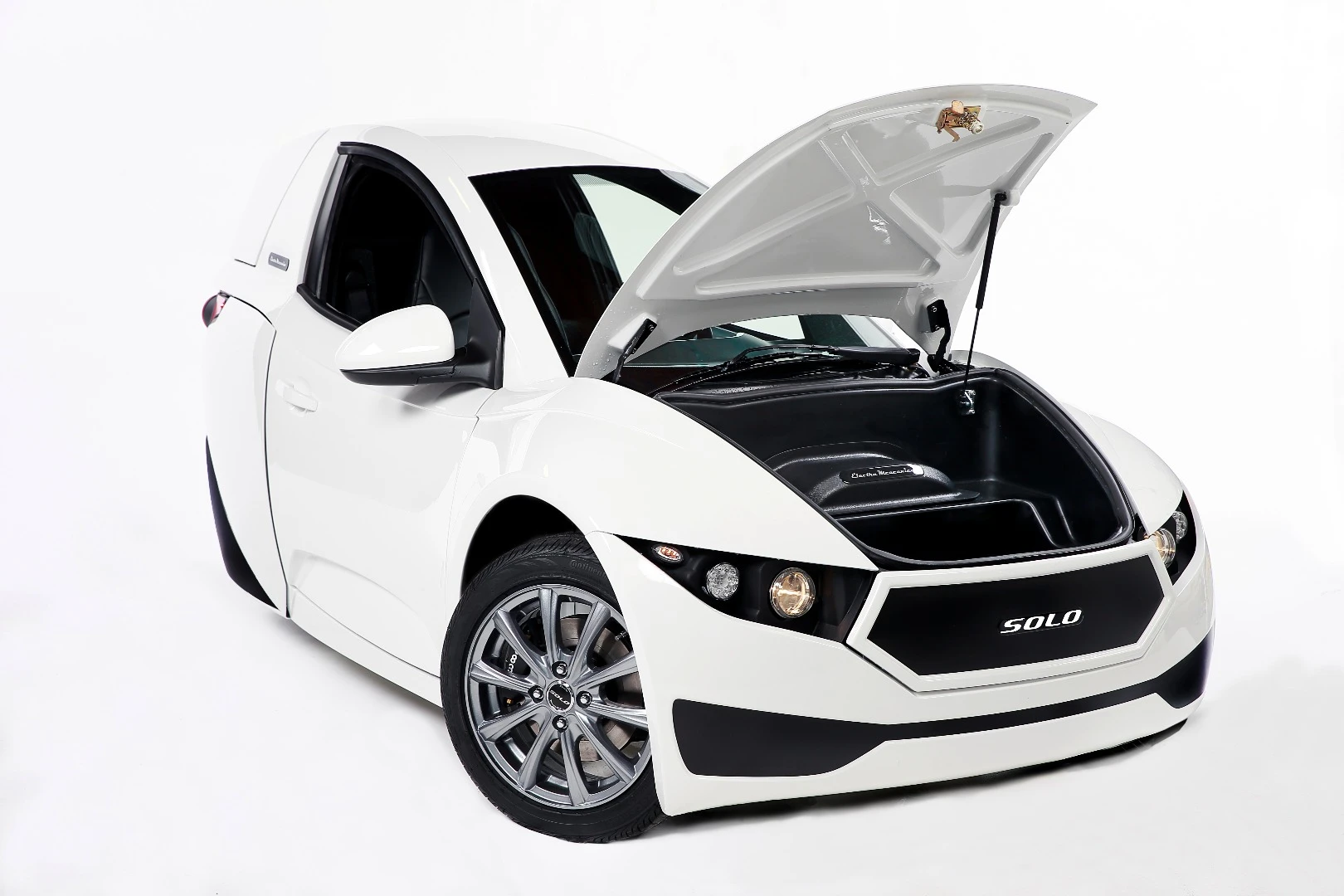 The Solo won't be the vehicle of choice for hauling sports gear or lumber, but its 285 liters of cargo capacity will serve for bringing groceries home and other everyday tasks