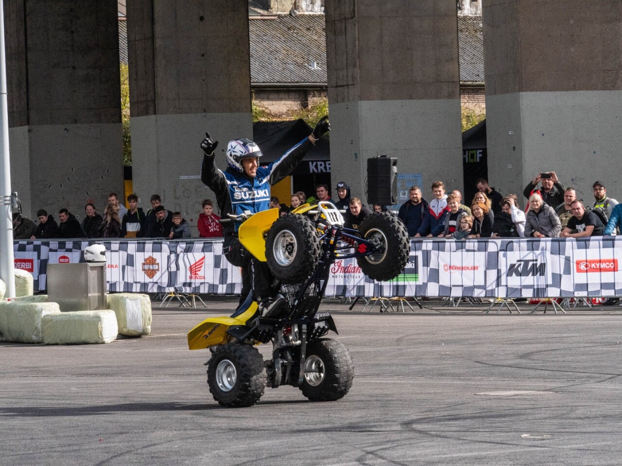 Totally hands-free quadbike wheelie!