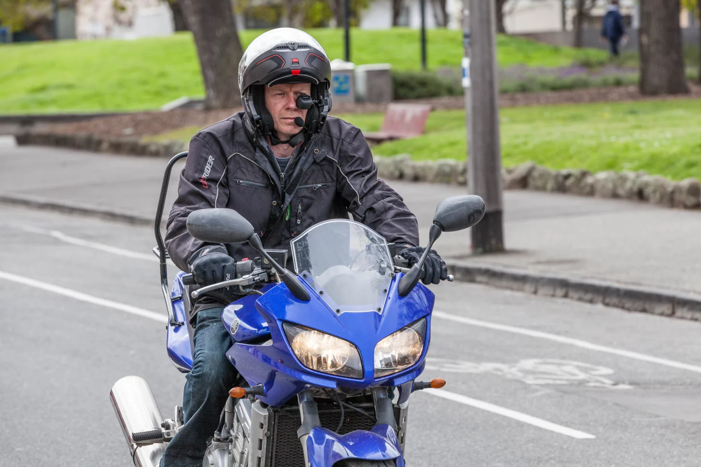 Gizmag's resident supermodel Noel McKeegan rides with BikeHUD (Photo: Loz Blain)