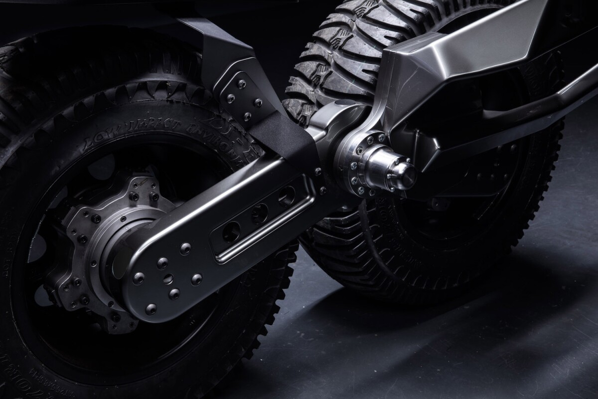 Ferox Azaris: rocker arms at the rear help isolate the chassis from road undulations