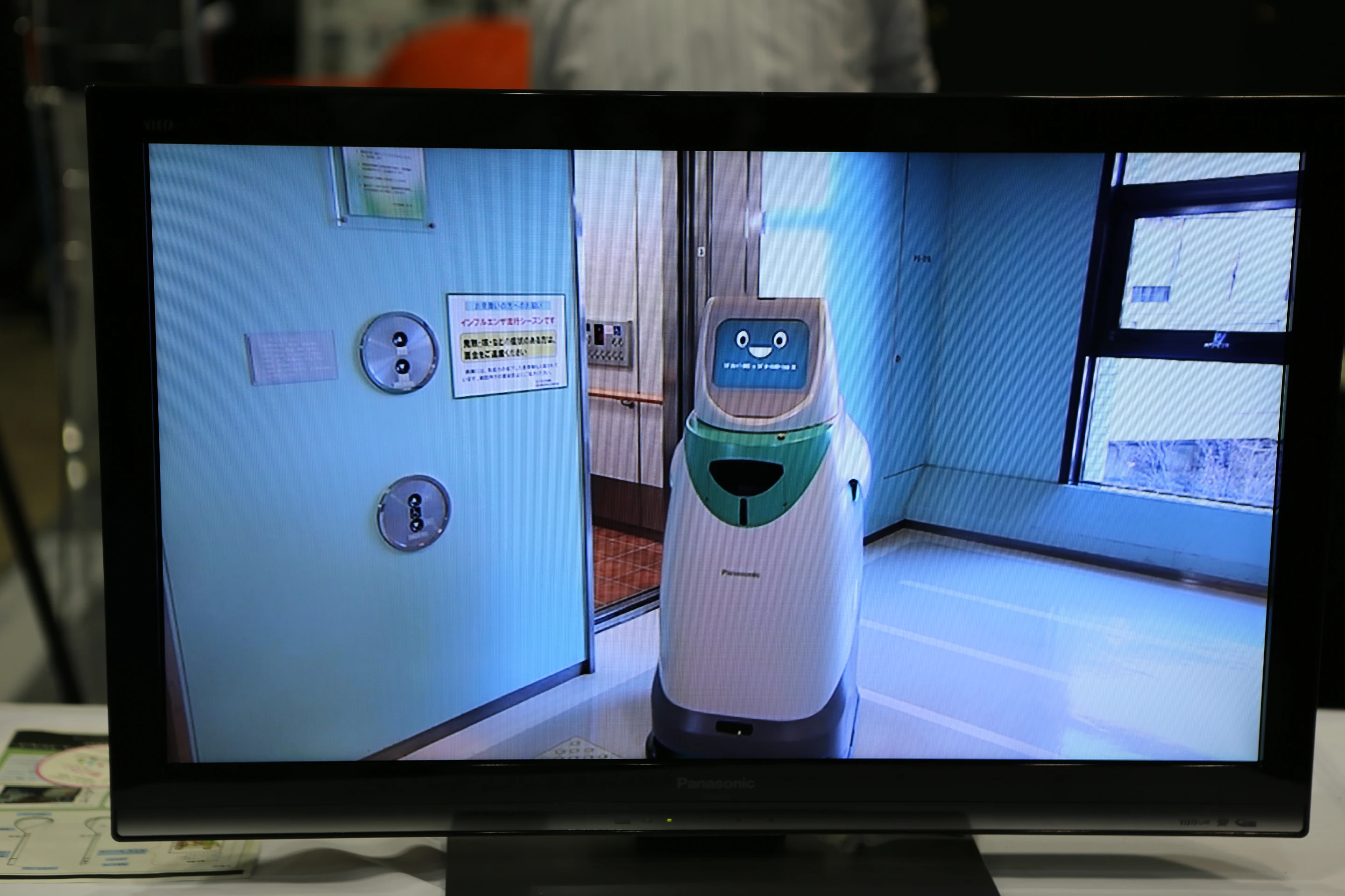 The HOSPI-R can automatically take the elevators when needed (Photo: Mike Hanlon, Gizmag)
