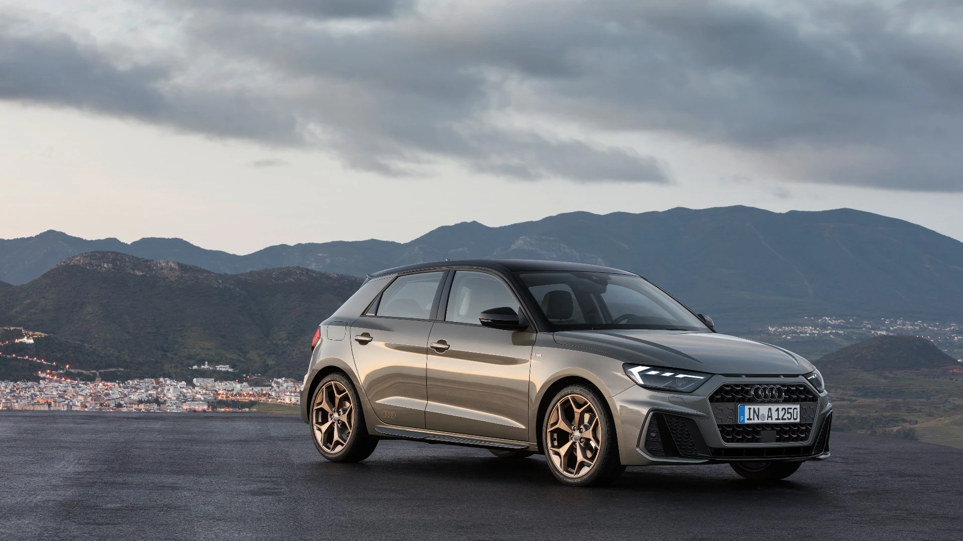 A manual gearbox will be standard with a seven-speed dual-clutch automatic as an option for all engines except the 2.0