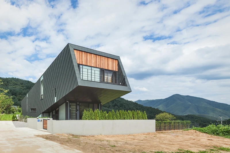 By tilting upwards, the home offers great views of nearby Chungpyong Lake (Photo: Kyungsub Shin)