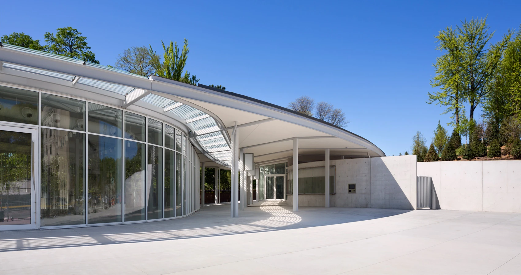 The Visitor Center incorporates numerous environmentally sustainable design features, including a geoexchange system heats and cools the interior spaces