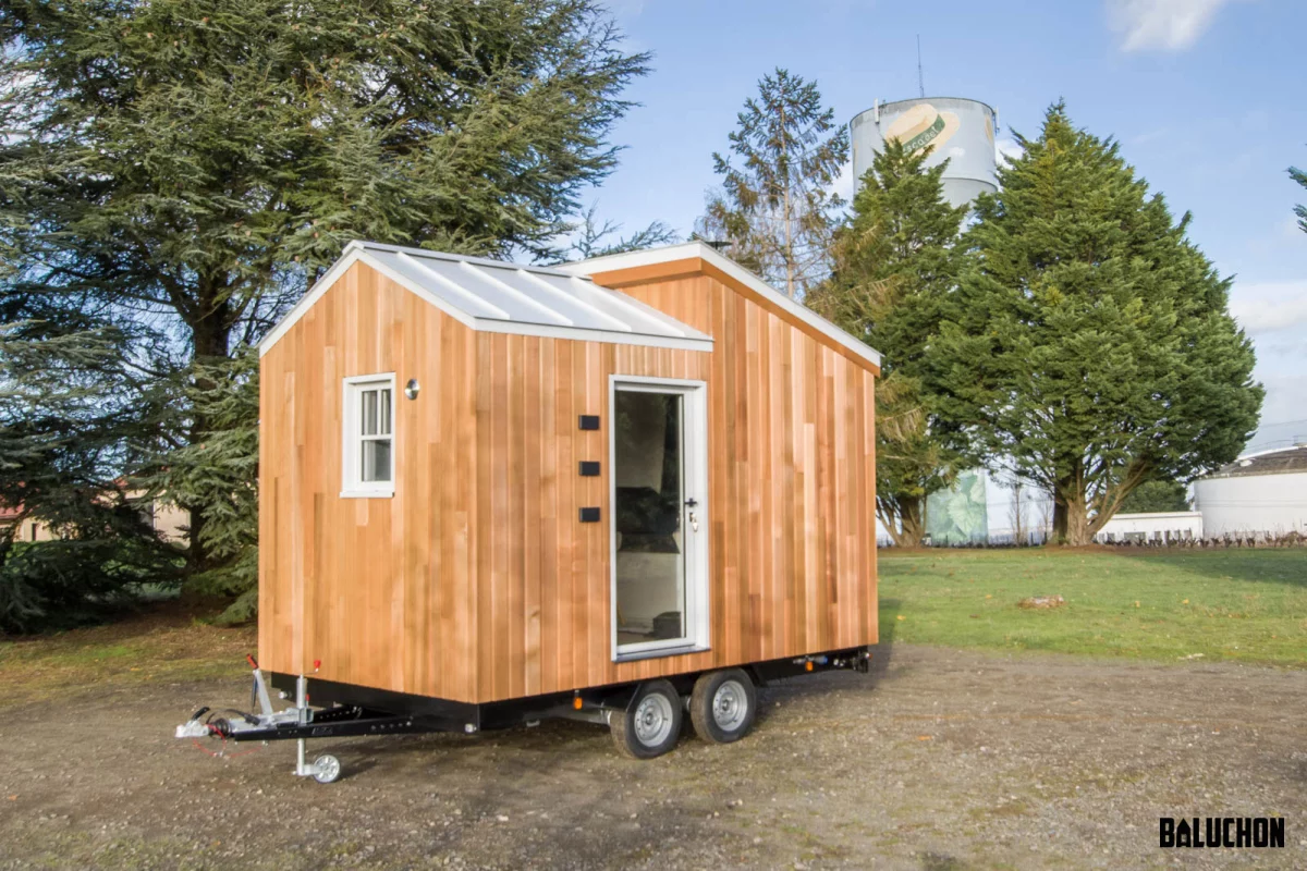 L'atelier de Saint-Joseph measures just 4 m (13 ft) in length, making it very small, even by tiny house standards