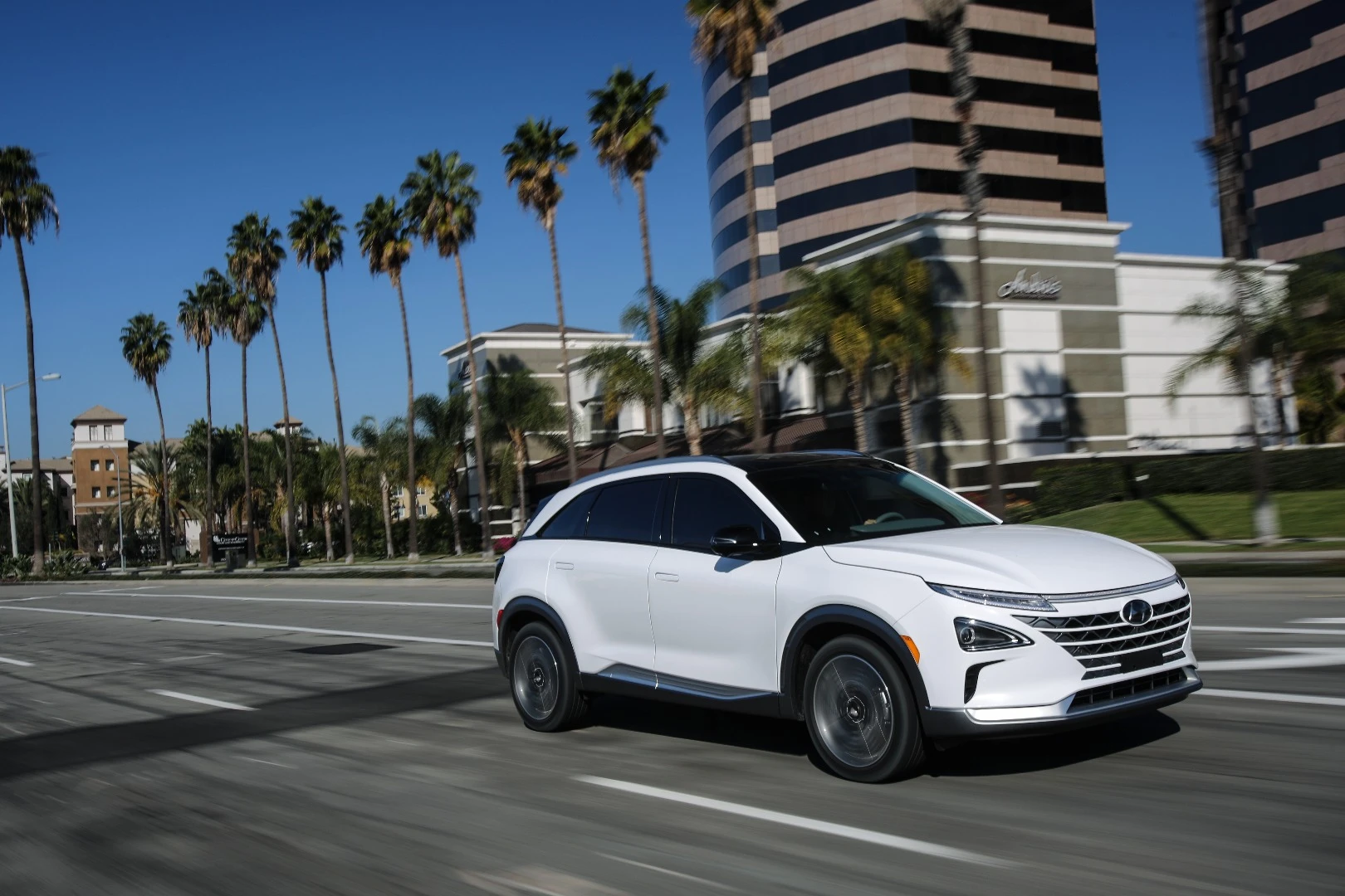 The NEXO is physically bigger than the Tucson FCEV but despite this, the range is now 370 miles (596 km), compared to the Tucson’s 265 miles (427 km)