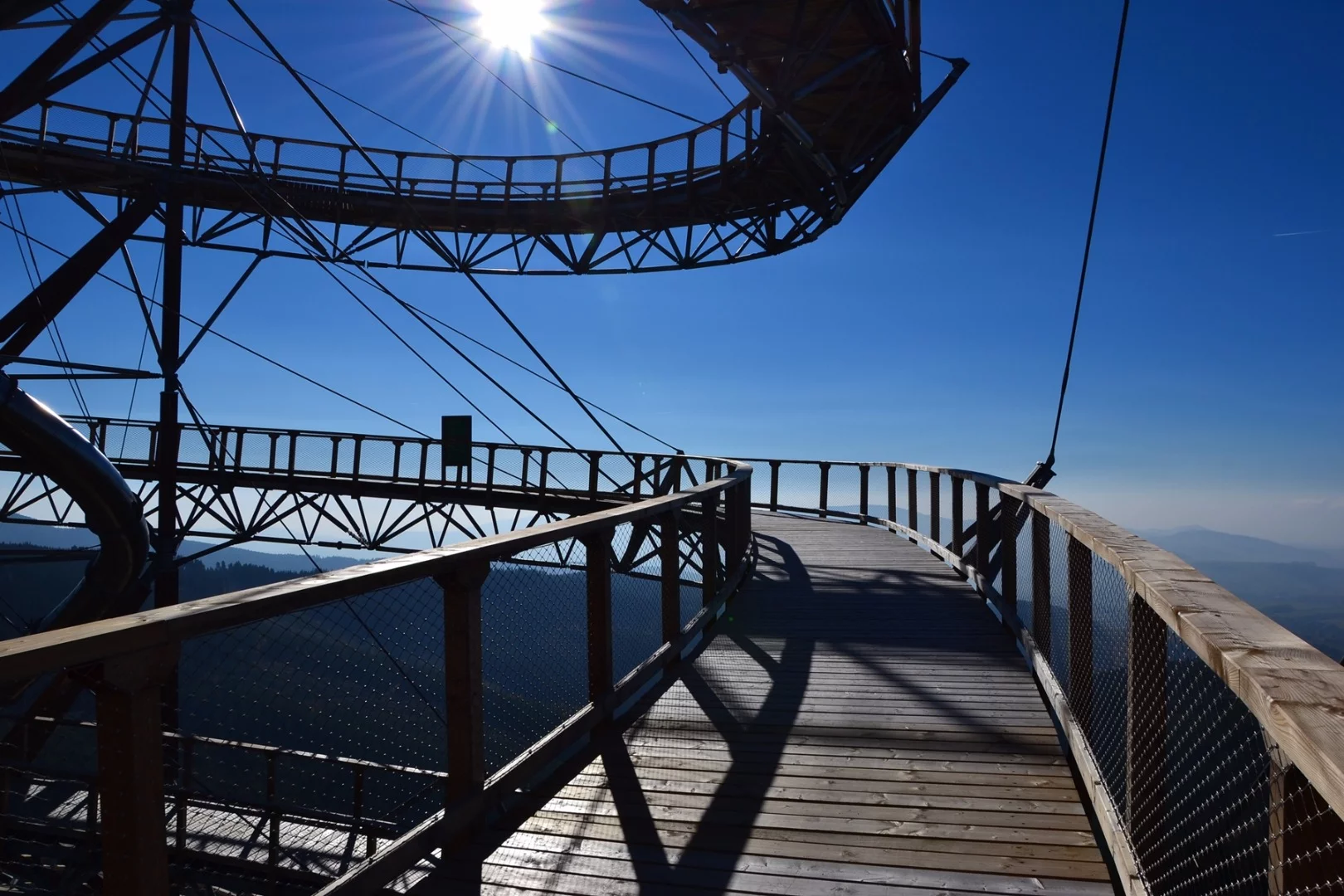 The Sky Walk can theoretically accommodate up to 4,000 people