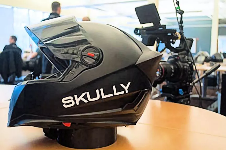 The AR-1 with the visor open (Photo: Skully Helmets)
