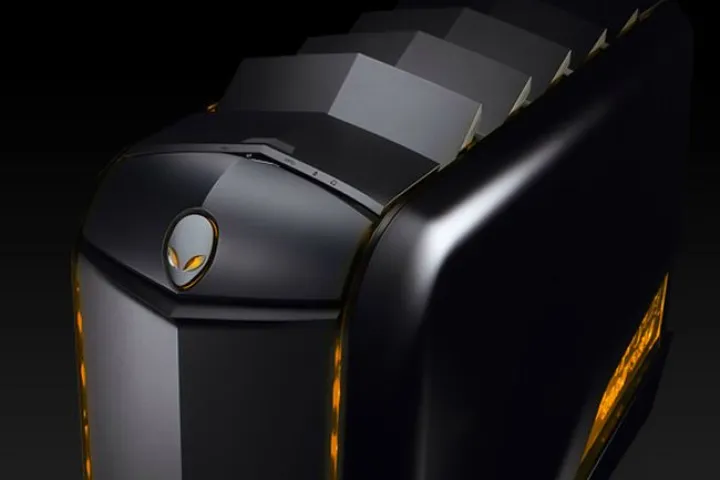 Alienware has updated its lineup of desktop PCs with Alienware Aurora R4, featuring liquid-cooled Intel Core i7 3000-series six-core CPUs and active venting