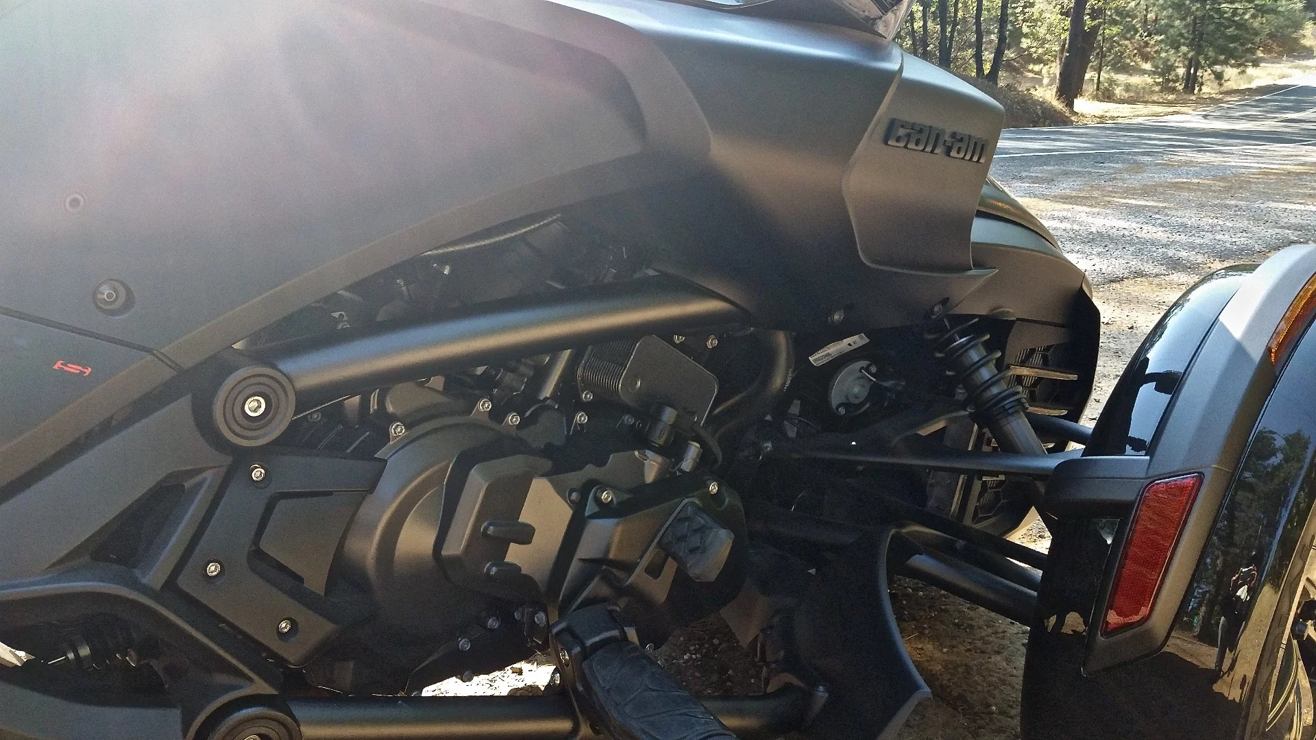 The front suspension of the Spyder F3-S features an anti-roll bar and gas shocks