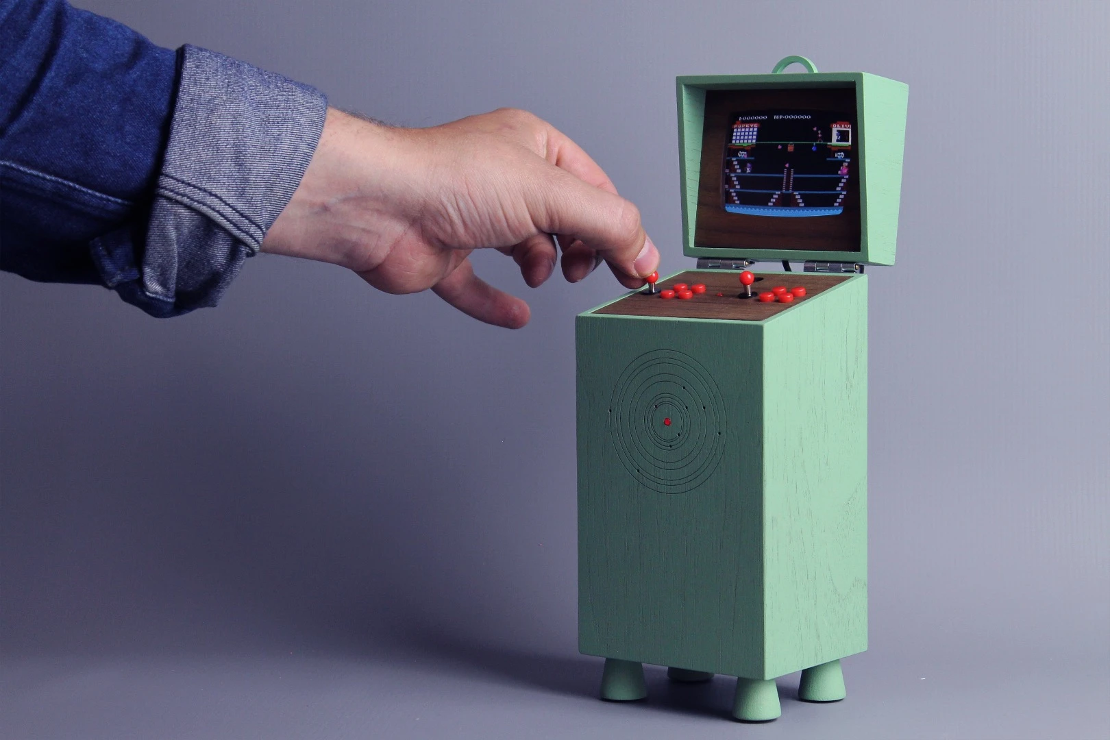 This mini replica of an arcade cabinet is fully functional