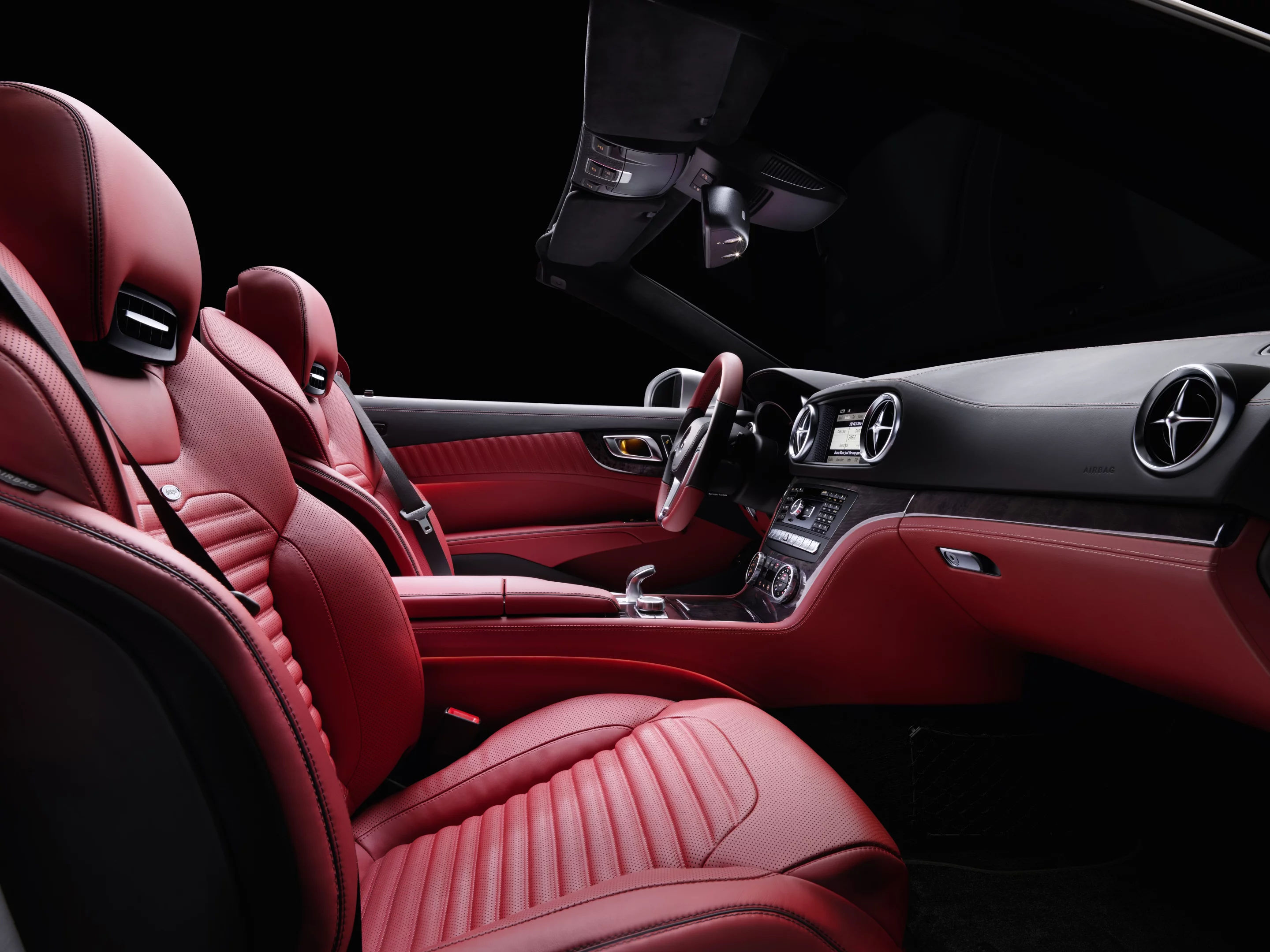 The SL 550 interior (Photo: Mercedes-Benz)