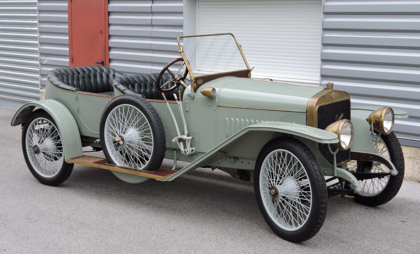 Spain's young King Alfonso XIII was one of Hispano-Suiza's first customers and when Hispano-Suiza's racing voiturette won France's prestigious Coupe de l'Auto race in 1910 and turned it into a road car, Alfonso drove the new model, bought one and gave permission for the new model to carry his name. Some people regard this as the world's first sportscar.