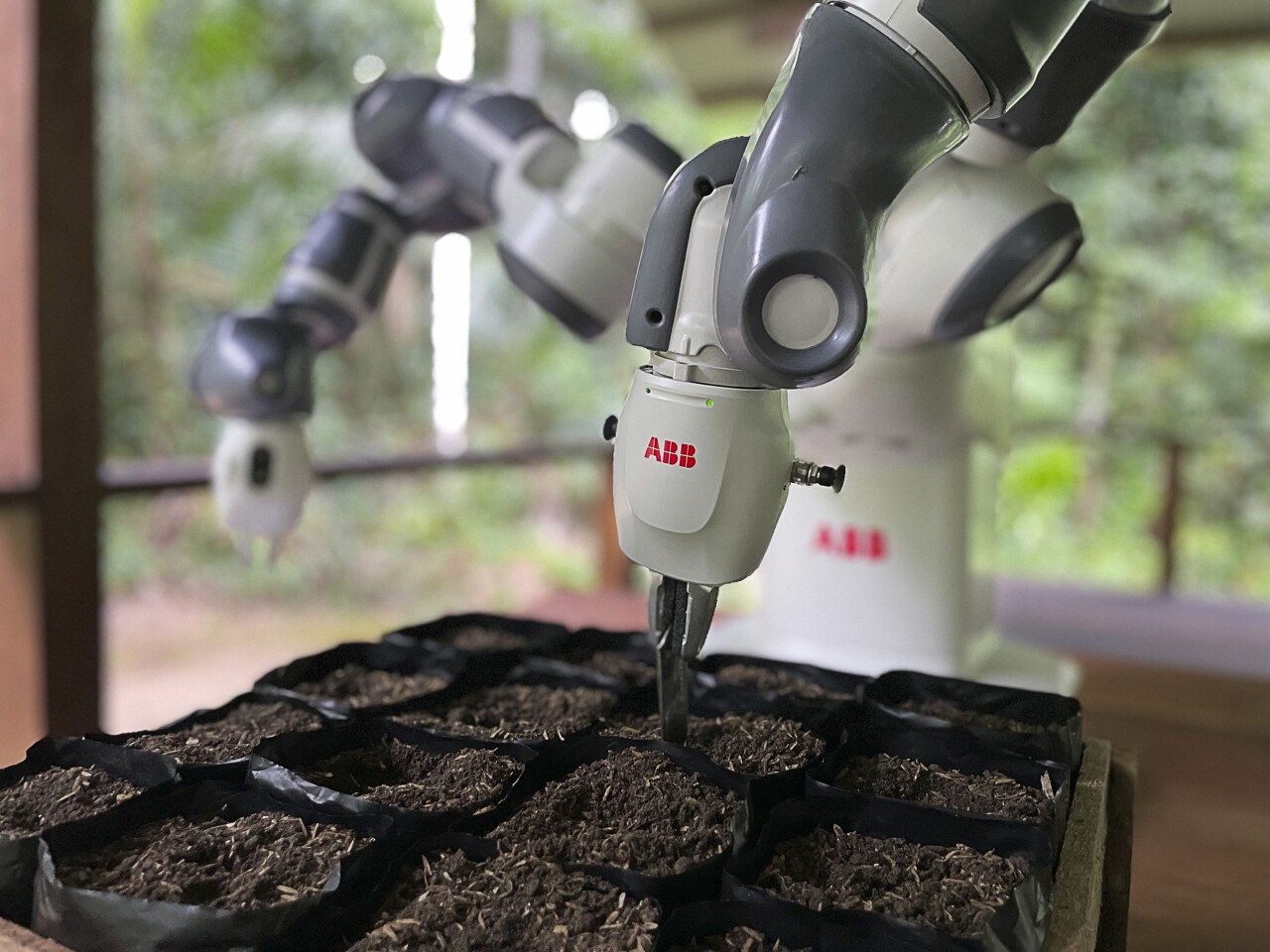 An ABB team in Sweden remotely simulates, refines and deploys programming in real-time thanks to ABB RobotStudio Cloud technology