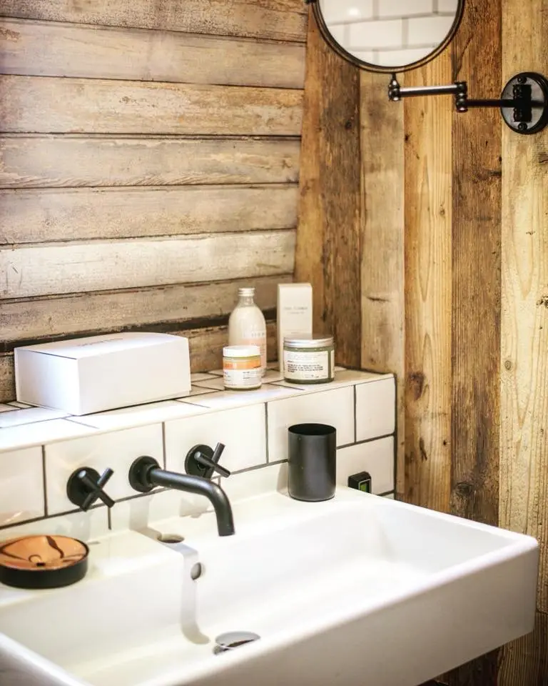 Finishing touches in the bathroom