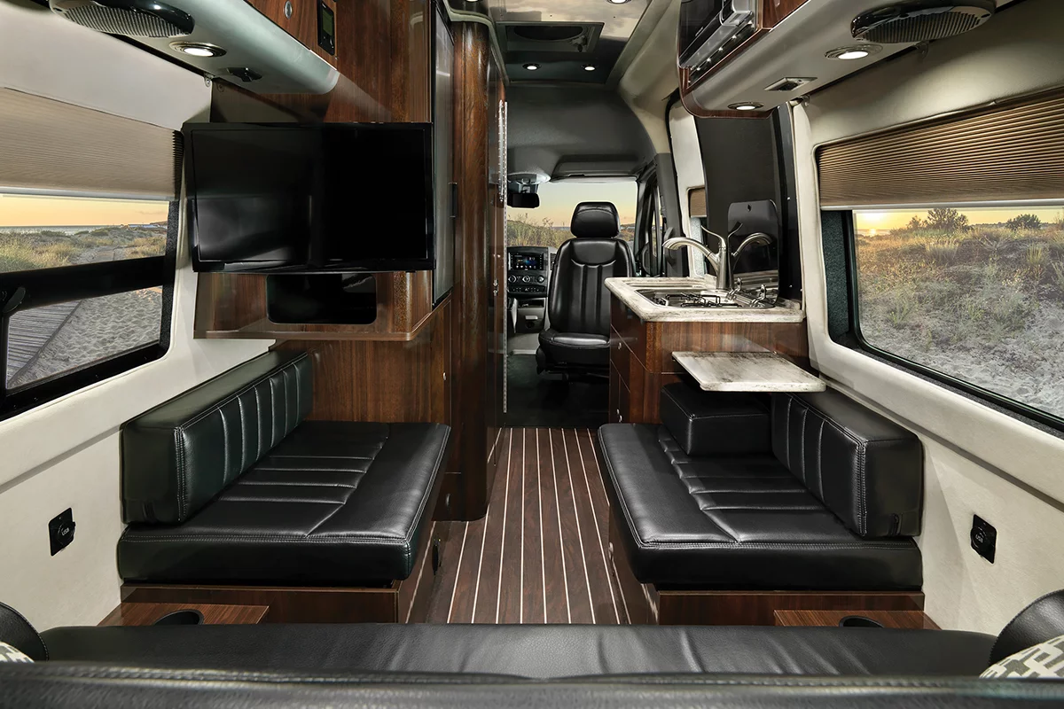 The Interstate Nineteen has a power rear bench, central kitchen, wet bath, LED TV and plenty more