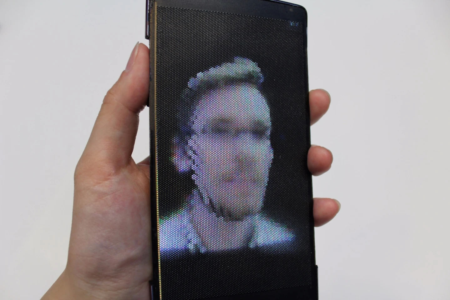 3D images are viewable without glasses from different angles