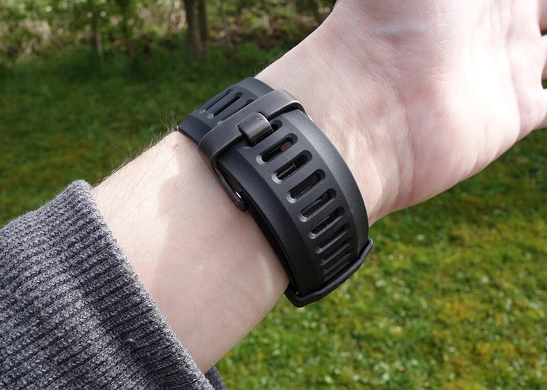It's not a particularly comfortable watch to wear, but it's not heavy (Photo: David Nield/Gizmag.com)