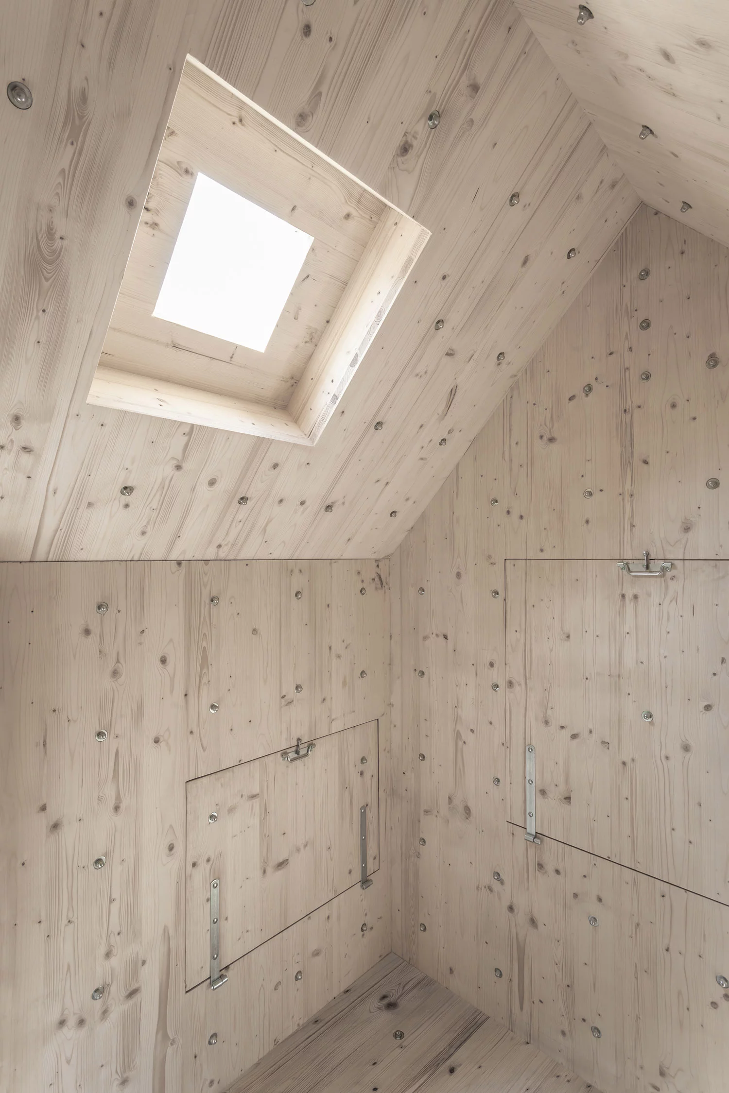 The cabin features a skylight and one window (Photo: Dylan Perrenoud)