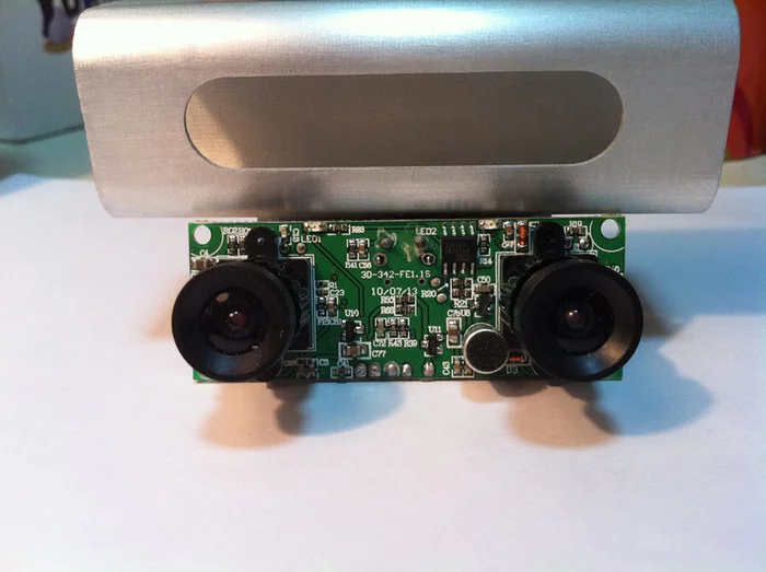 Haptix features an onboard microcontroller flanked by 640 x 360 resolution CMOS image sensors with 120° field of view lenses