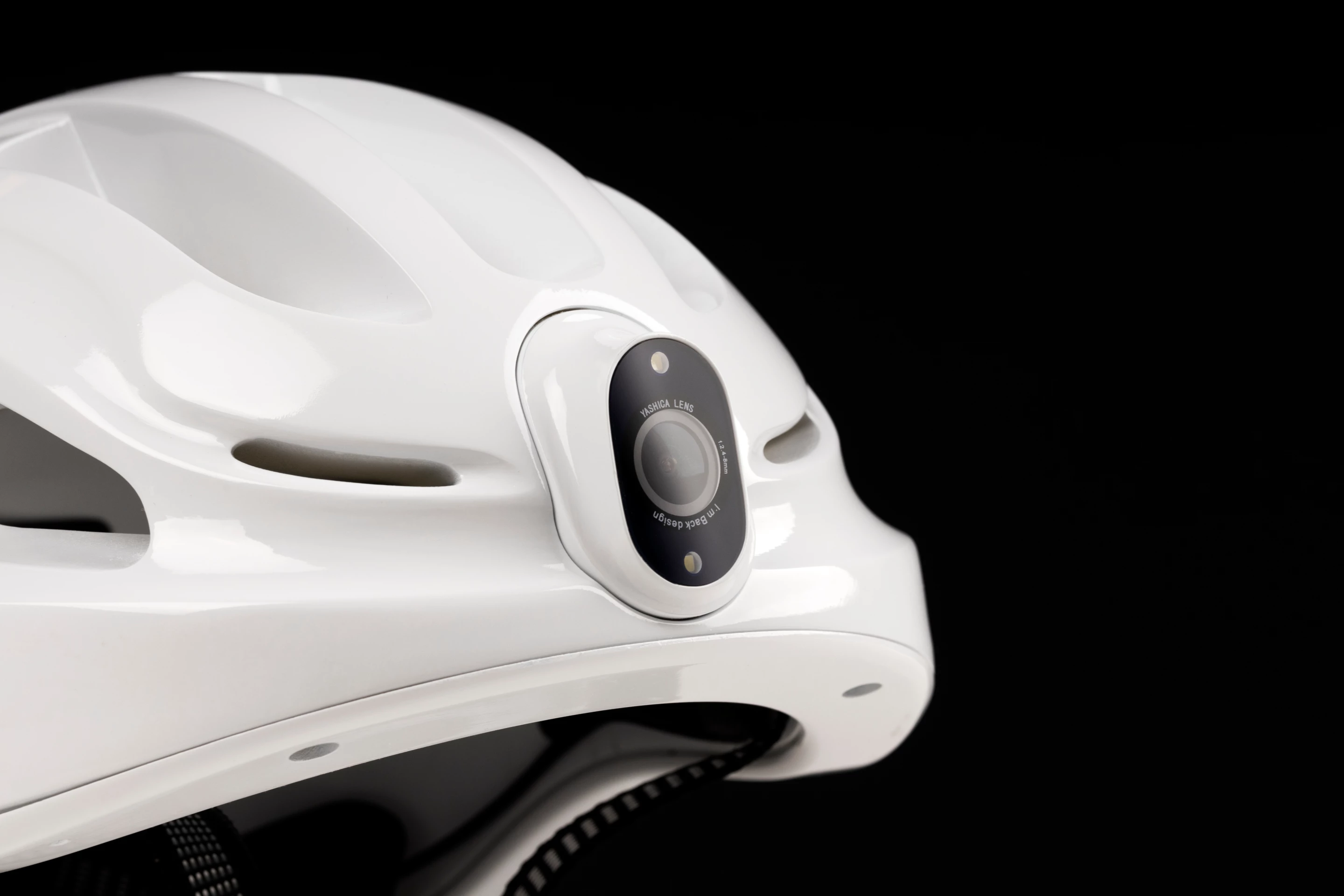 The LED lighting unit to the front is also home to a 2K camera that can be activated by wireless control on the handlebar