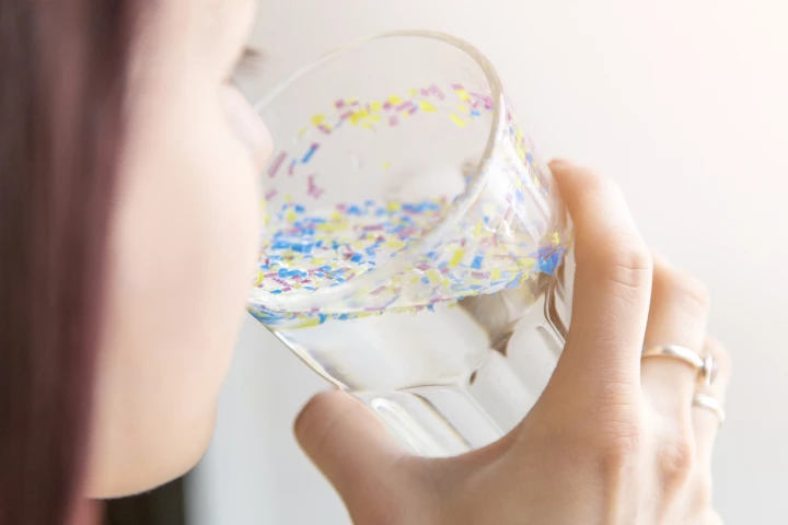 A new study has compared the volume of microplastics people consume through water, seafood and salt with the concentrations that cause damage to human cells