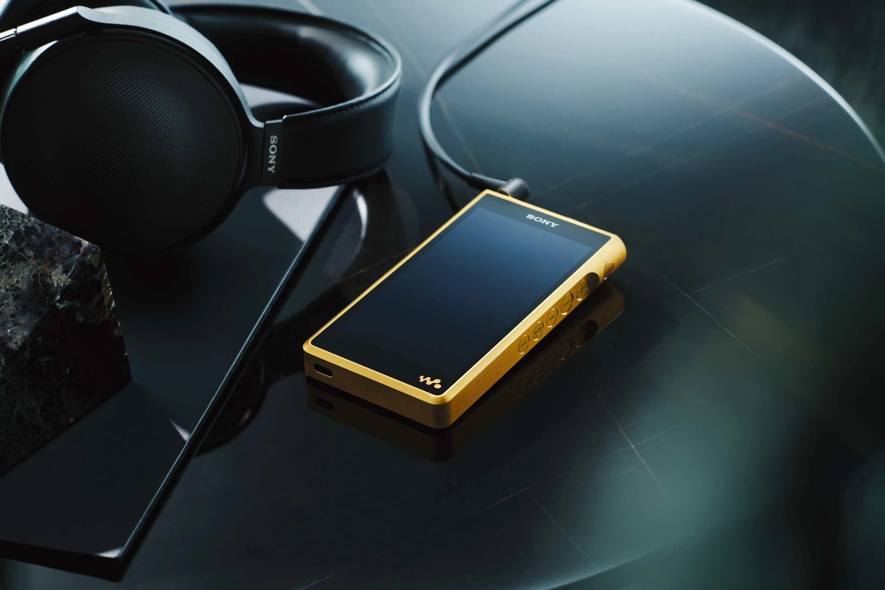 The NW-WM1ZM2 comes packaged in a "99.99 percent purity (four nines) gold-plated oxygen-free copper (OFC) chassis" that's said to improve sonic performance, as well as look sharp