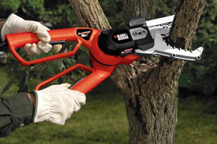 The Black & Decker Alligator Lopper LP1000 makes light work of branches and logs up to 4 inches in diameter