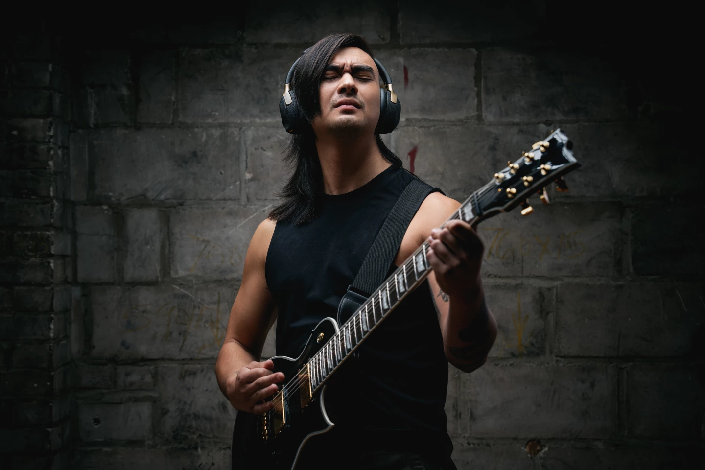 A powerful smart guitar amp on your head: The Positive Grid Spark Neo