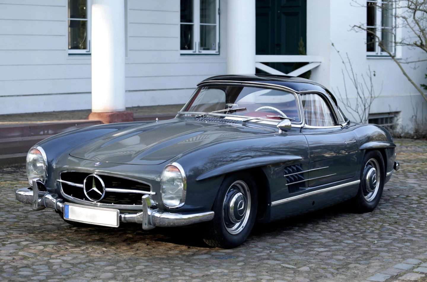 This 1957 Mercedes-Benz 300 SL Roadster with hardtop sold for €1,058,000 ($1,152,054)