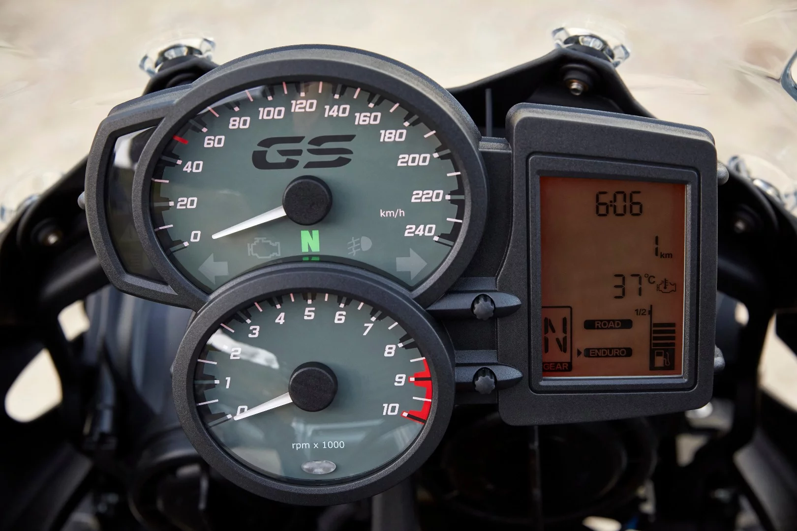 Redesigned instrument cluster for the BMW F 700/800 GS model family