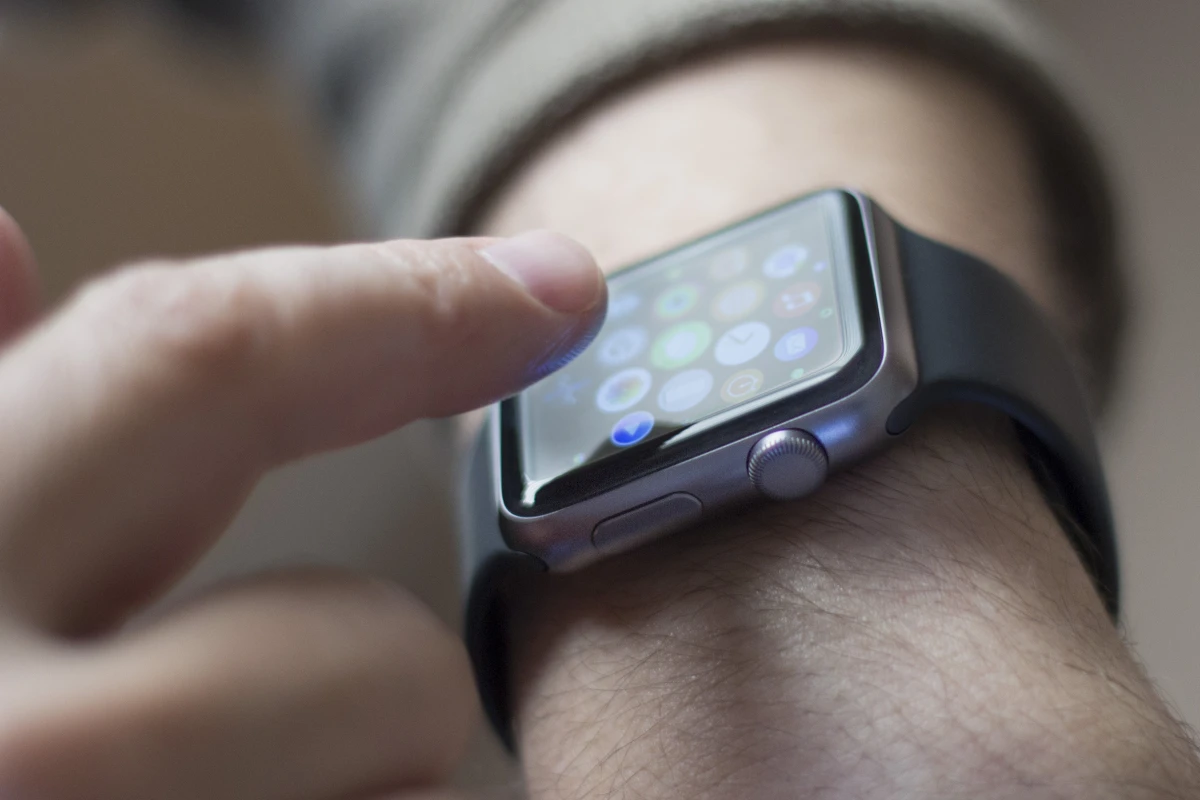 Is the long-rumored Apple Watch worth a spot on your wrist? Gizmag reviews Apple's first smartwatch (Photo: Will Shanklin/Gizmag.com)